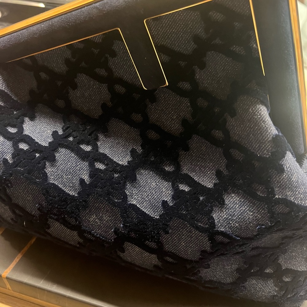 Fendi First Medium
Blue denim bag - Picture 15 of 15